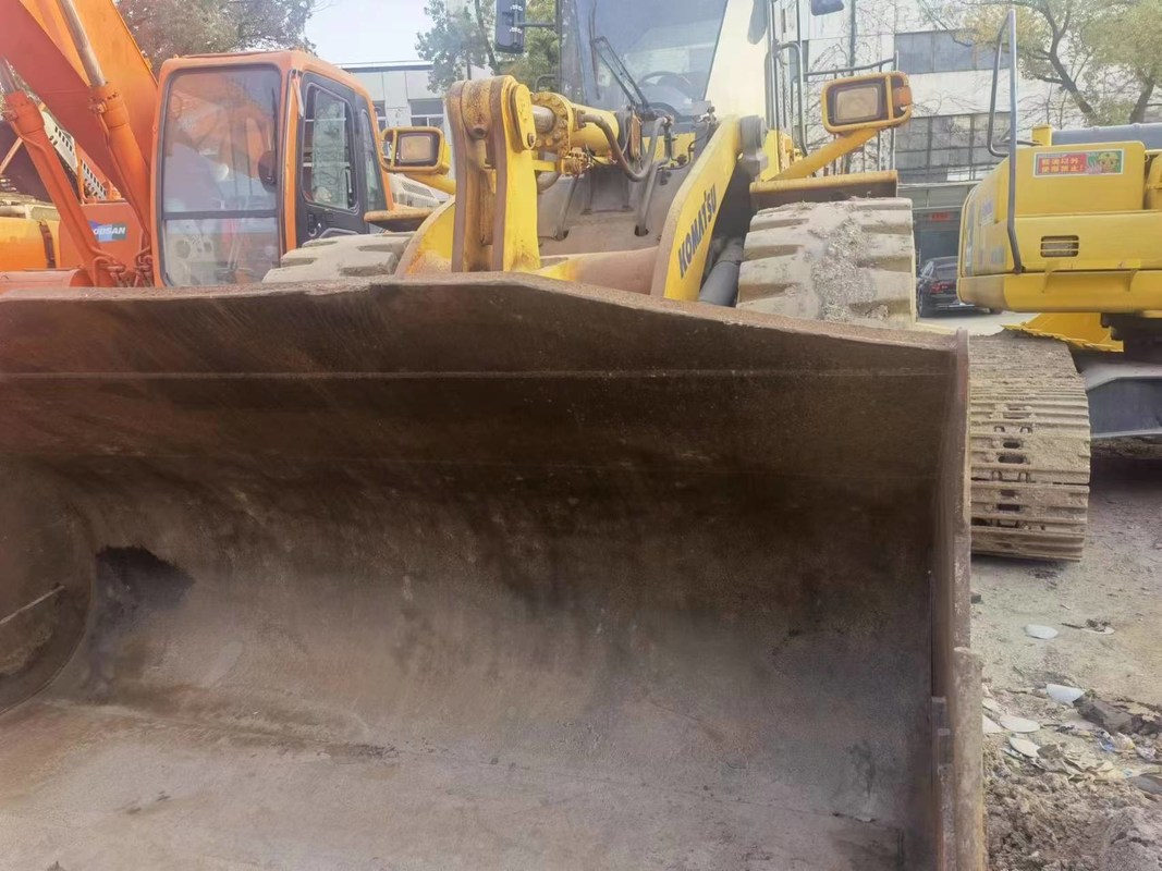 중국에서 고품질의 중고용 코마쓰 WA470 로더가 저렴한 가격에 판매됩니다.